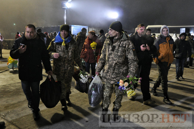 Heroes, welcome home!” liberated Ukrainian hostages enjoy warm reception at Boryspil airport 06