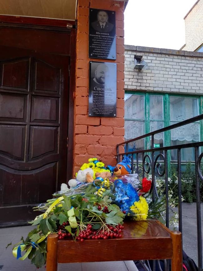 Украинскому воину Дмитрию Сивоконю, погибшему на Донбассе, установили мемориальную доску в Токмаке Запорожской области 03 Украинскому воину Дмитрию Сивоконю, погибшему на Донбассе, установили мемориальную доску в Токмаке Запорожской области 03