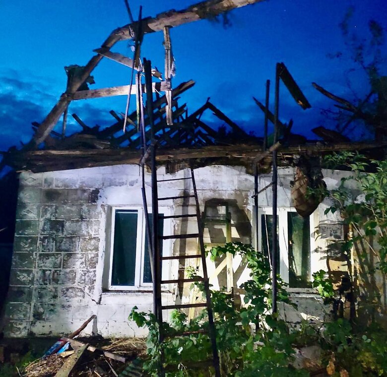 Окупанти із Градів та важкої артилерії обстріляли Дніпропетровщину, пошкоджено лінію електропередач, житлові будинки, склади, - Резніченко 04