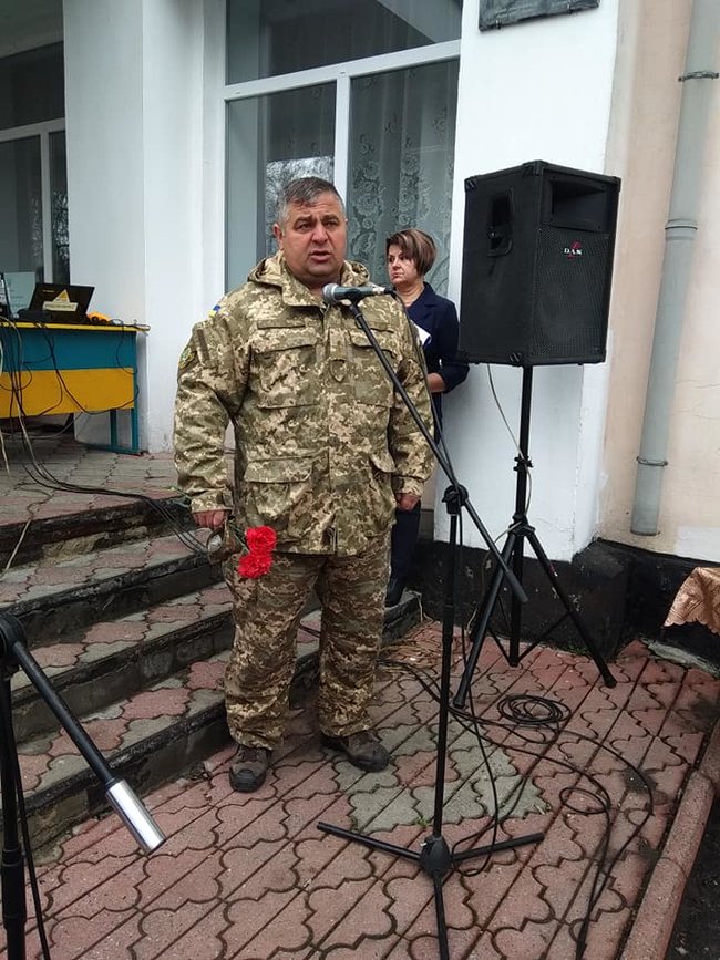 Мемориальные доски погибшим в зоне АТО воинам Сергею Ткачуку, Виктору Войцеховскому и Олегу Бурцу открыли на фасаде школы в Пятихатках на Днепропетровщине 10