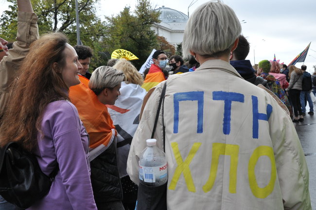 Руху ЛГБТ-маршу намагалася перешкодити жінка, яка лягла на асфальт і кричала про перетворення хлопчиків на геїв 48