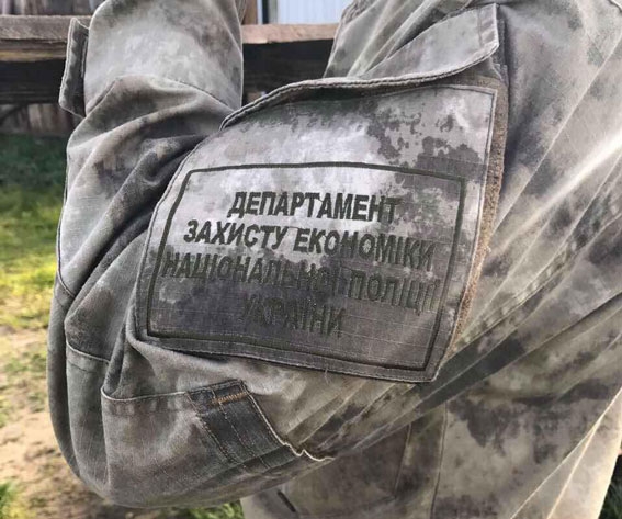 У Рівненській області поліція викрила угруповання, члени якого займалися незаконним видобутком бурштину 11