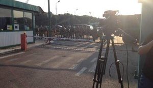 Мы проехали через польский пункт пропуска, но не можем въехать на украинский из-за преградившего дорогу спецназа, - Саакашвили. ФОТОрепортаж