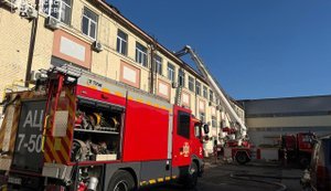 Наслідки атаки РФ на Київ: горіла офісно-складська будівля. ФОТОрепортаж