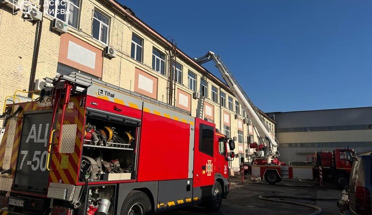 Наслідки атаки РФ на Київ: горіла офісно-складська будівля. ФОТОрепортаж