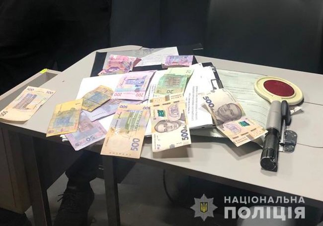 За 2 доби на хабарах спіймали 9 чиновників, - поліція 04