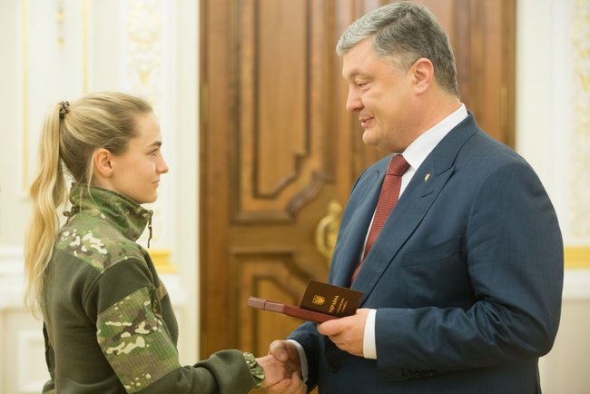 Порошенко наградил женщин-военнослужащих, принимавших участие в АТО 04