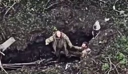 Під час здачі в полон 2 окупантів їх ліквідували свої ж поплічники дронами