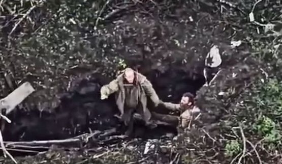Під час здачі в полон 2 окупантів їх ліквідували свої ж поплічники дронами