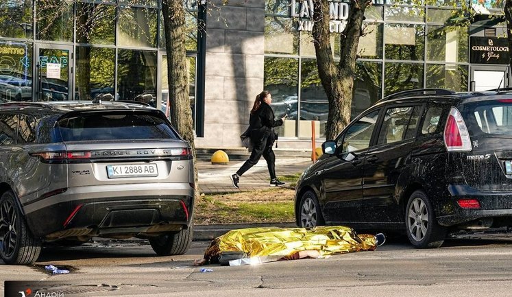 Неизвестный открыл стрельбу по людям в Киеве: шестеро погибших и раненые, стрелка ликвидировали во время задержания