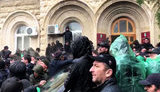 В оккупированной Россией Абхазии протестующие штурмуют "администрацию президента". ФОТОрепортаж