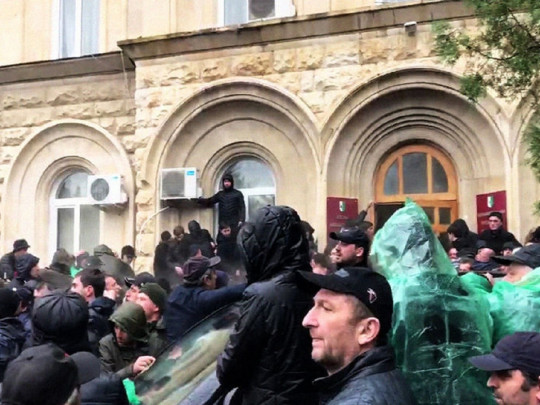 В оккупированной Россией Абхазии протестующие штурмуют администрацию президента 12