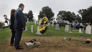 Порошенко в морській академії Аннаполісу (США) поклав квіти на могилу Маккейна. ФОТОрепортаж