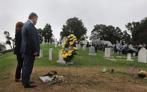 Порошенко в морській академії Аннаполісу (США) поклав квіти на могилу Маккейна. ФОТОрепортаж
