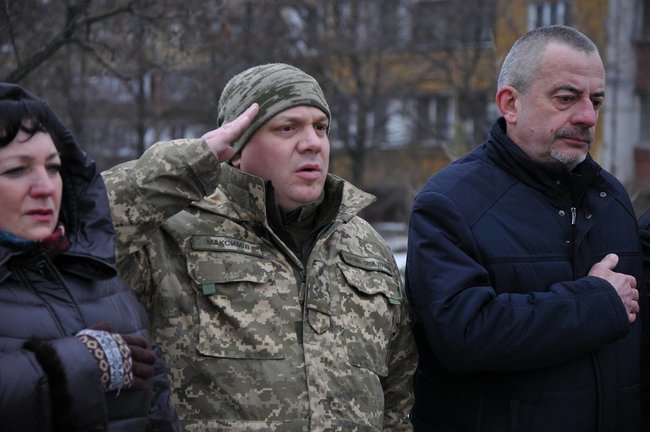 Учасники АТО та мешканці Києва поклали на Троєщині квіти до памятника Воїну-добровольцю 08