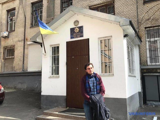 Поліція відпустила активіста Овчаренка, який роздавав листівки про Зеленського на Майдані 03