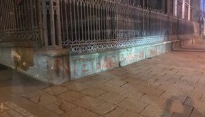 В центре Одессы вандалы обрисовали антисемитскими надписями здания музея Холокоста и бывшей синагоги. ФОТО