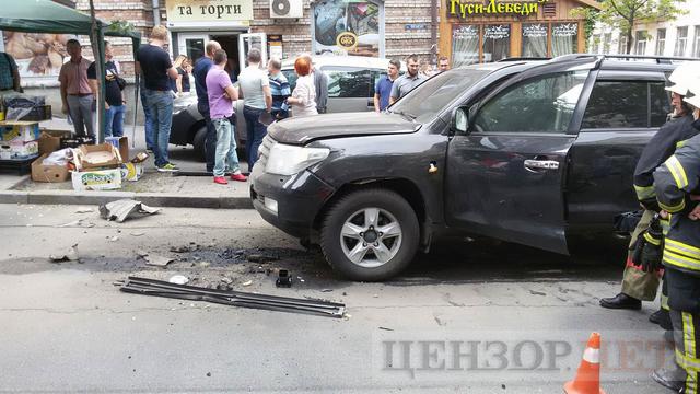 В центре Киева взорвался джип 03