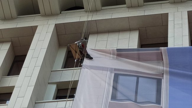 З Будинку профспілок на Майдані Незалежності зняли Мураєва. Банер з проросійським політиком провисів кілька годин 03