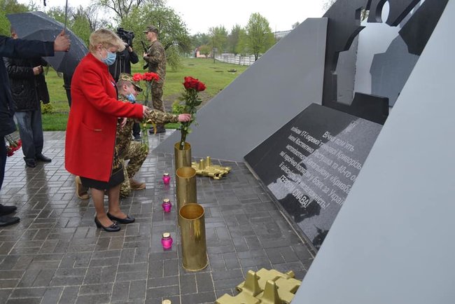 В Кривом Роге открыли мемориал памяти бойцов 17-й танковой бригады и батальона Кривбасс 08