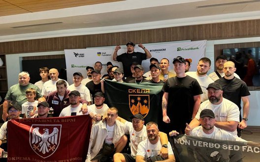 Військові на бою Усика біля пірамід: ПриватБанк та USYK Foundation організували для захисників поїздку до Єгипту