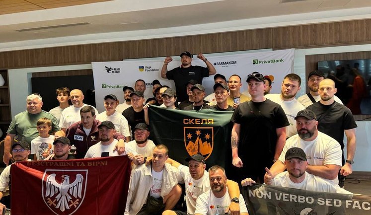 Военные на бою Усика у пирамид: ПриватБанк и USYK Foundation организовали поездку для защитников в Египет