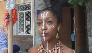 Активістці Femen Діаш, яка голою вискочила перед Лукашенком і Порошенком, оголосили підозру в підробці документів. ВІДЕО+ФОТОрепортаж
