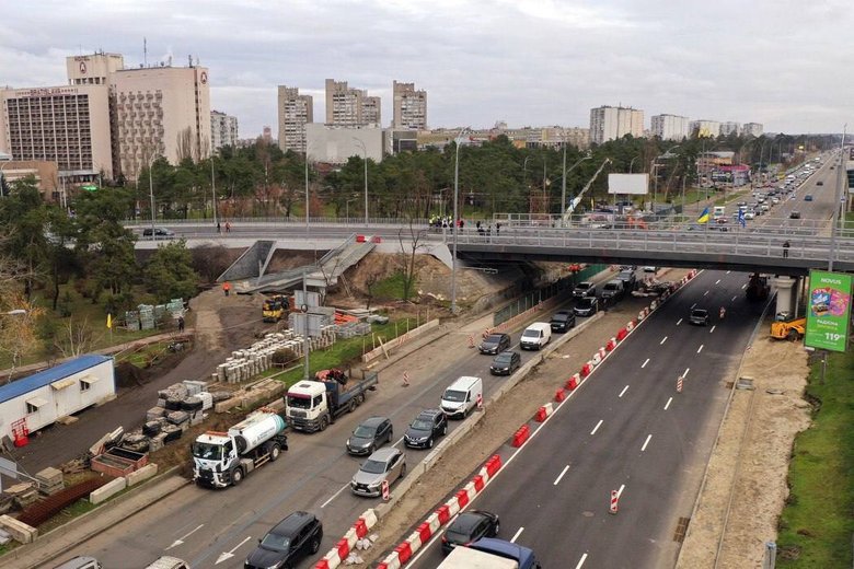 У Києві відкрили рух оновленим шляхопроводом біля метро "Дарниця"