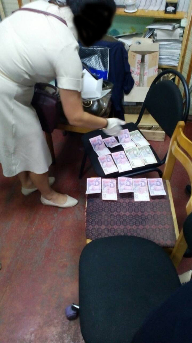 Чиновник миграционной службы задержана в Мариуполе при получении 5 тыс. грн взятки, - прокуратура 01