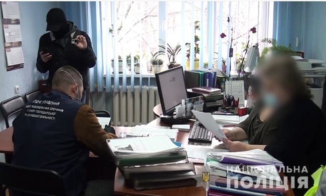 5 тис. дол. за паспорт - у Держміграції чиновниці оформлювали закордонні паспорти, використовуючи анкетні дані померлих киян, - Нацполіція 01