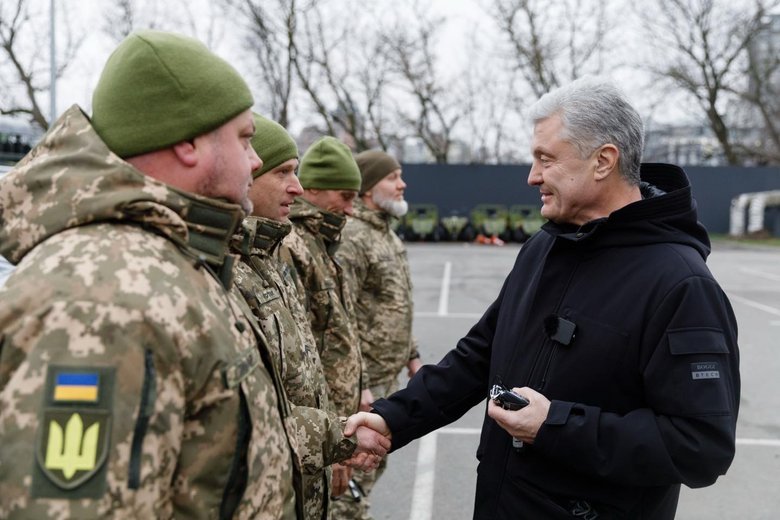 Порошенко передав допомогу фронту