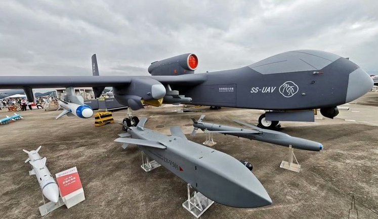 Китай вперше підняв у небо гігантського "авіаносця дронів", – Bloomberg