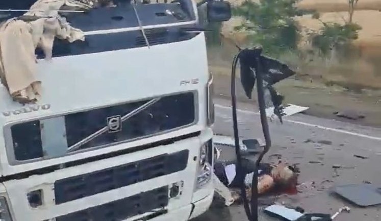 "Двохсотий" водій-росіянин лежить на асфальті поруч зі своєю вантажівкою на трасі поблизу окупованого Маріуполя: "Ой, бл#дь! Дрон. Прямо в кабину". ВIДЕО
