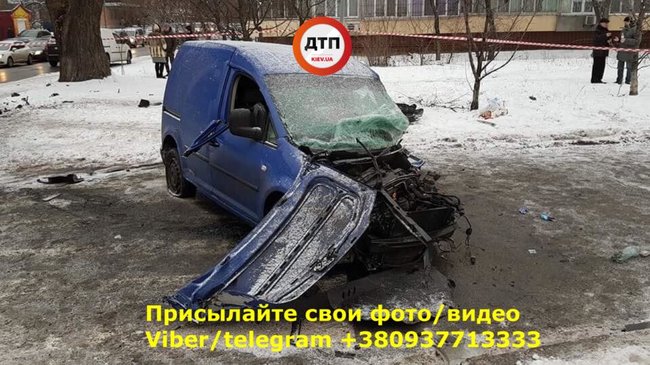 У Соломянському районі Києва автомобіль на високій швидкості влетів у стовп: водія витягали рятувальники ДСНС 02