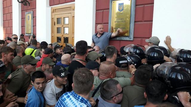 Активисты штурмовали мэрию Одессы из-за пожара в детском лагере: в ход пошли газ и светошумовые гранаты 03