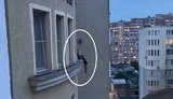 Патрульные спасли мужчину, пытавшегося спрыгнуть с 10 этажа в Одессе. ФОТО