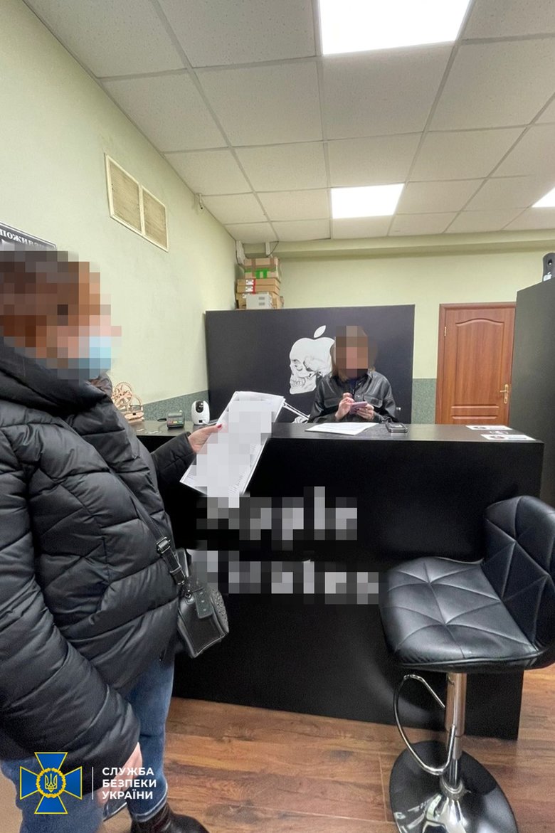 Дистанционно взламывали мобильные и продавали конфиденциальную информацию граждан: СБУ разоблачила участников международной хакерской группировки 02
