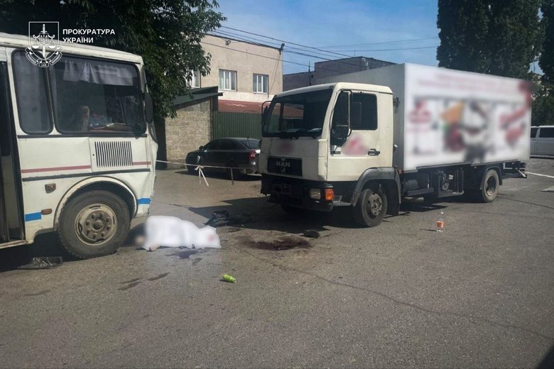 На Закарпатті вантажівка в’їхала у людей які виходили з автобуса