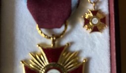 Фоглер повертає орден