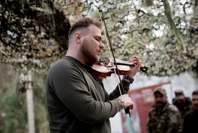 Парамедик і скрипаль Мойсей Бондаренко: Музика на війні додає сил, виступає терапевтом, дає можливість подумати про щось своє, розслабитись 02