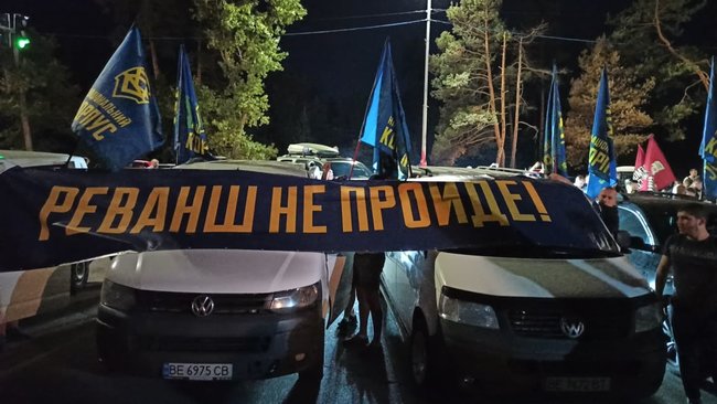 Біля дачі Зеленського в Кончі-Заспі протестують проти спроби спільної з окупантами інспекції позицій ЗСУ 12
