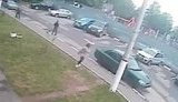 Девочка-подросток пытается припарковать взятый без ведома родителей джип. + ВИДЕО.
