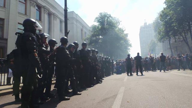 Protesters clash with police near Rada building 09