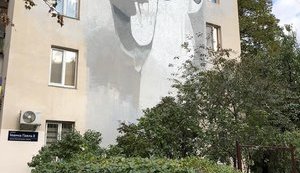 На фасаді будівлі з муралом Іоанна Павла II в Києві вандали залишили антипольські написи. ФОТОрепортаж