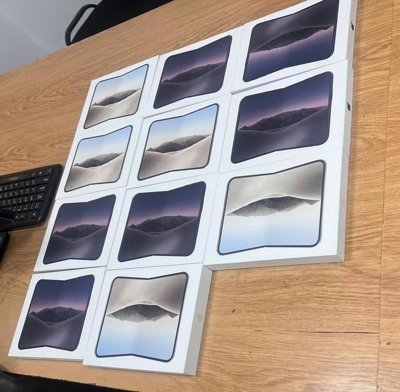 На митниці зупинили контрабанду нових смартфонів iPhone Duo на 1,4 мільйона гривень