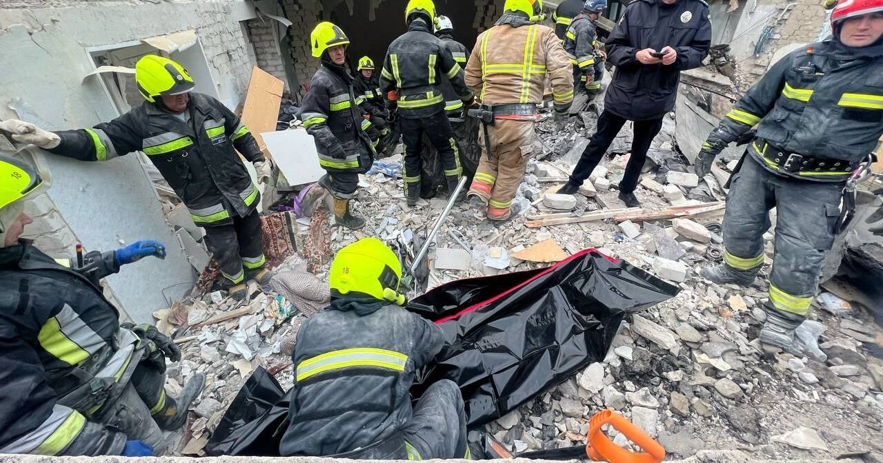 Man’s body pulled out of rubble in Dnipro after a shahed hit | Censor.NET