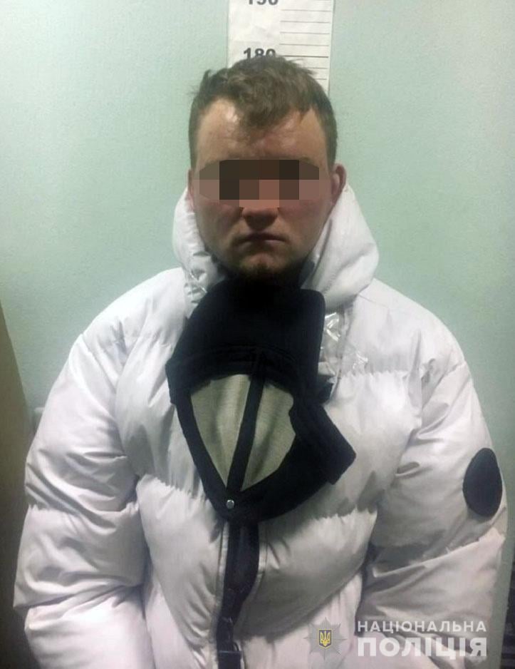 У метро Києва затримали чоловіка з боєприпасами 02