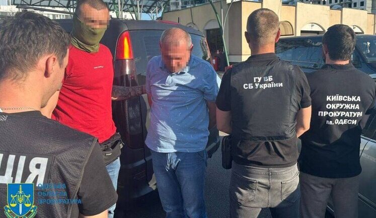За 11 тысяч долларов - отсрочка от мобилизации: в Одессе двое мужчин обещали повлиять на ТЦК. ФОТОрепортаж