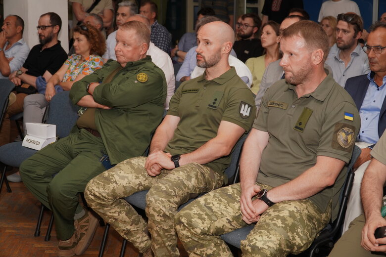 Военная разведка показала военным атташе фильм об освобождении острова Змеиный 03