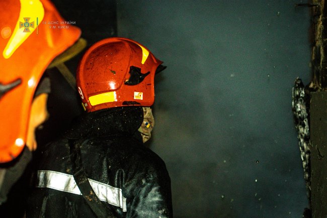 В Киеве сгорел двухэтажный частный дом, огонь повредил три автомобиля, мужчина в крайне тяжелом состоянии доставлен в больницу, - ГСЧС 06